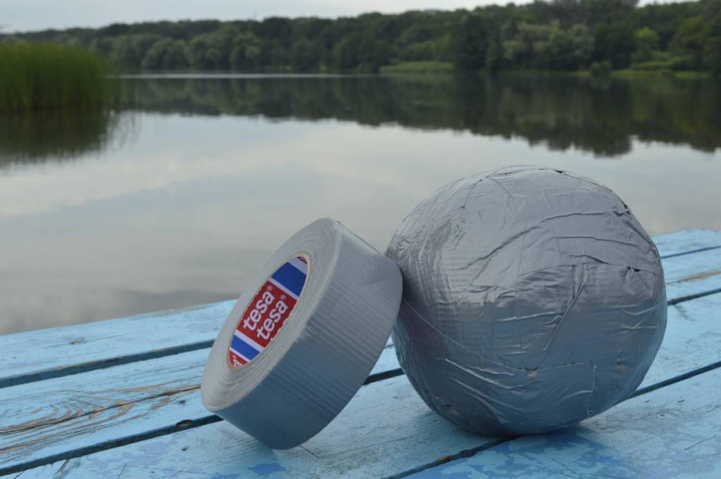 Piłka z taśmy Duct tesa nad jeziorem