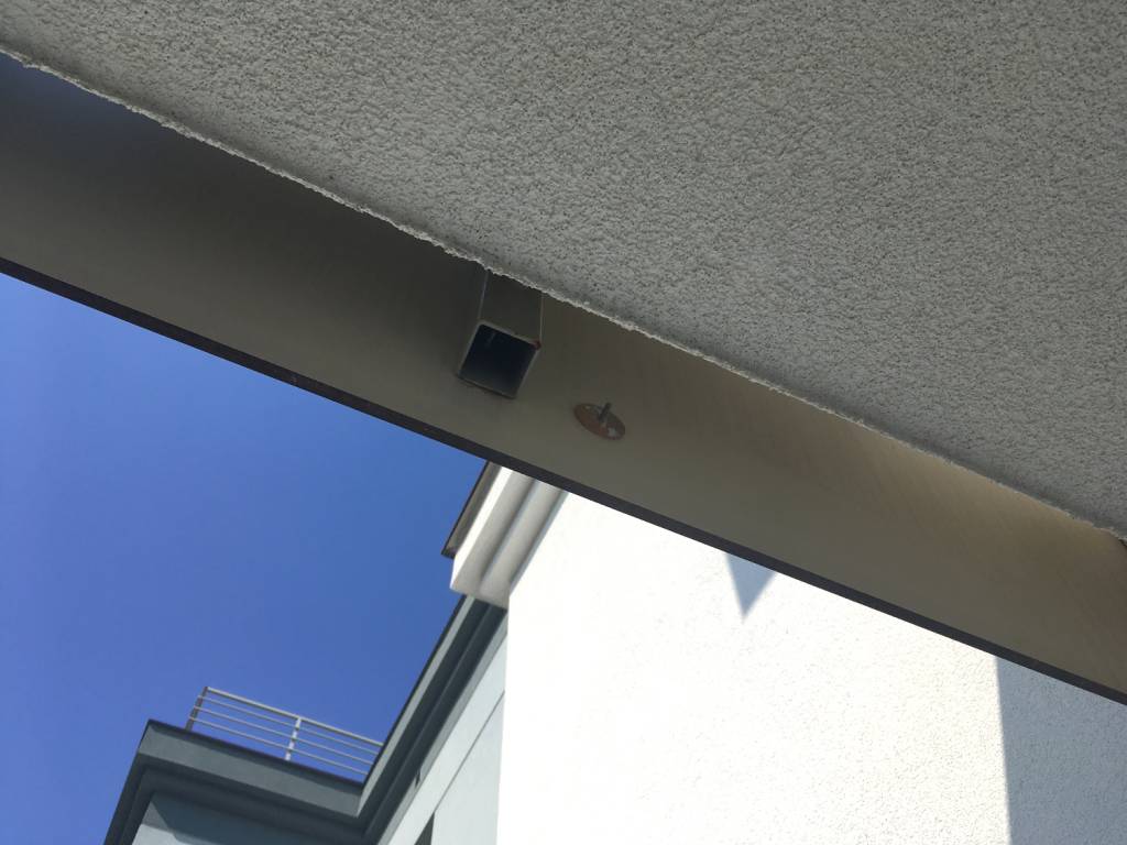 Montaż rolety na balkonie z użyciem śruby samoprzylepnej tesa