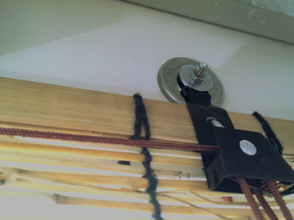 Montaż rolety na balkonie z użyciem śruby samoprzylepnej tesa
