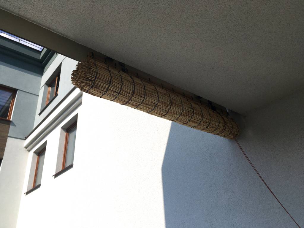 Montaż rolety z balkonie z użyciem śruby samoprzylepnej tesa