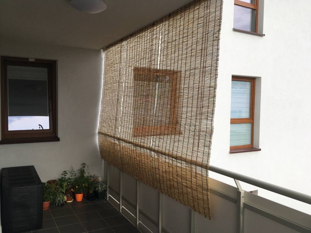 Montaż rolety z balkonie z użyciem śruby samoprzylepnej tesa